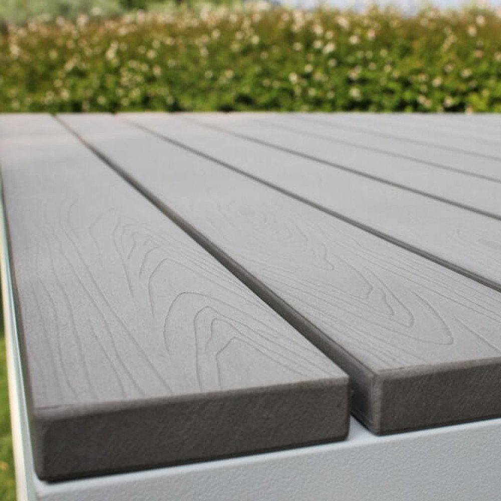 Dettaglio del piano SIRIO bianco in doghe polywood grigie con venature effetto legno