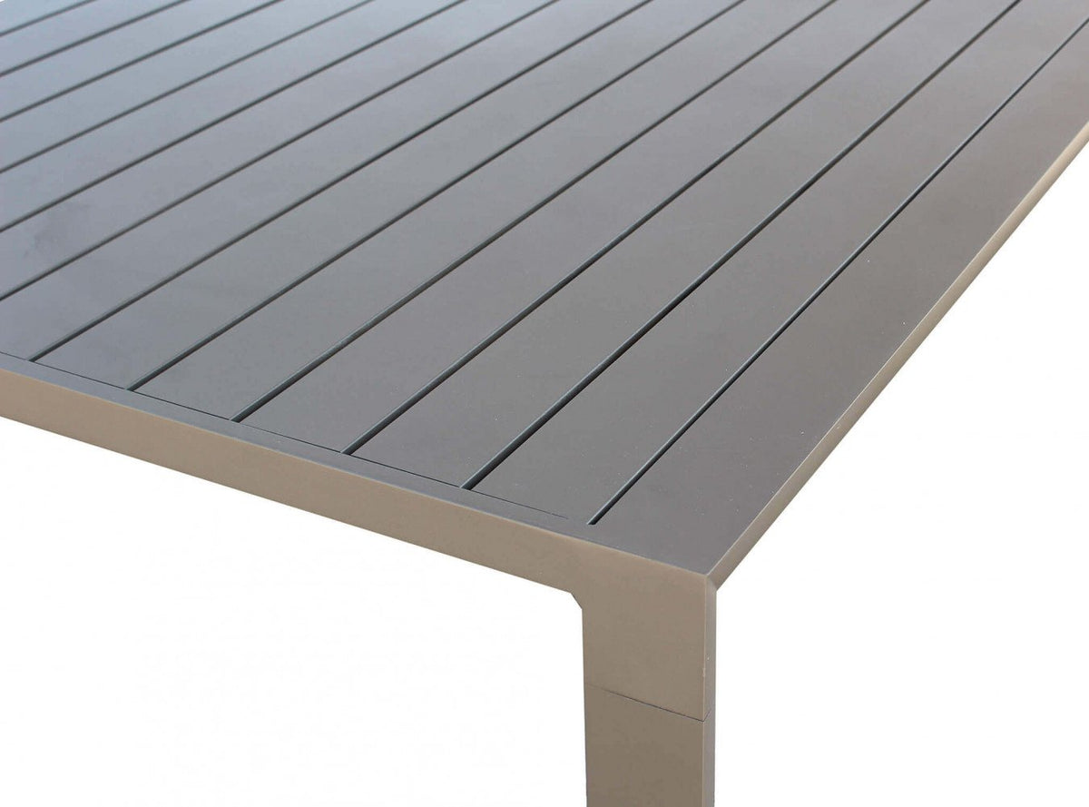 Dettaglio dell'angolo del tavolo BILBAO taupe con doghe grigie e telaio tortora #colore_Taupe