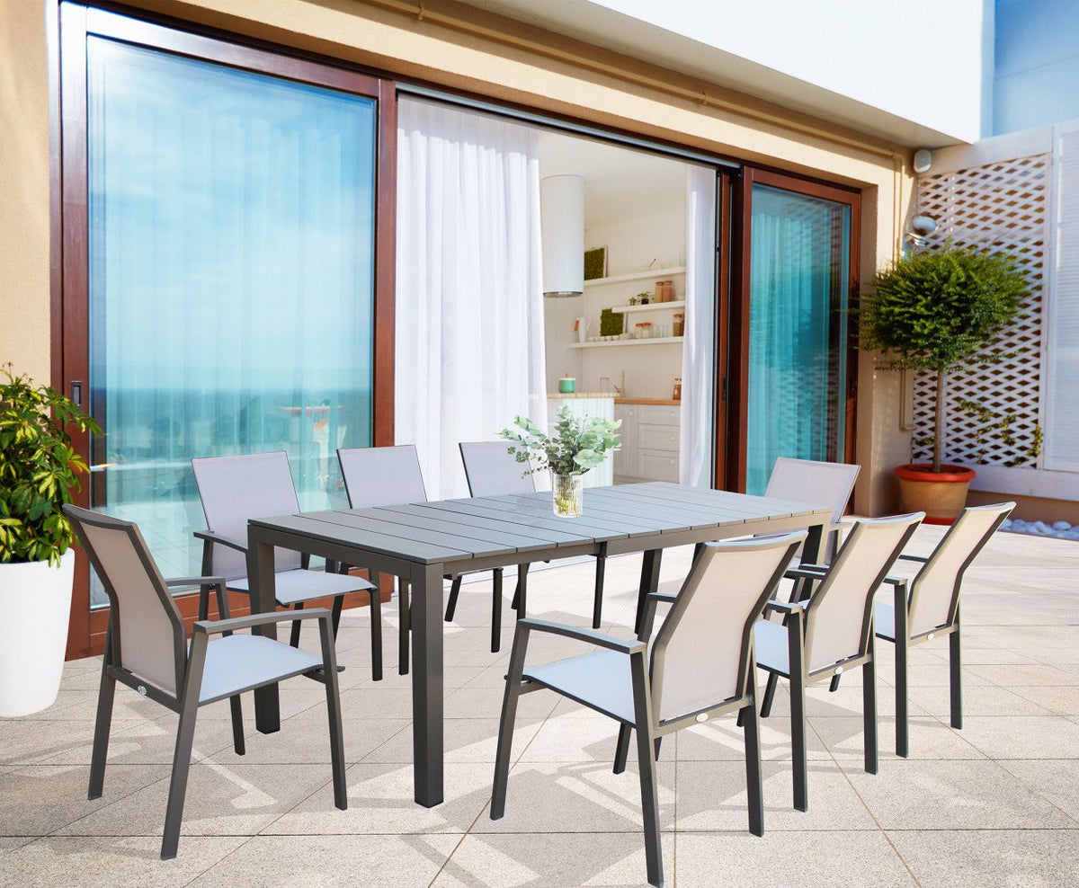 Tavolo da giardino allungabile in alluminio taupe chiuso in terrazza con otto sedie grigie attorno