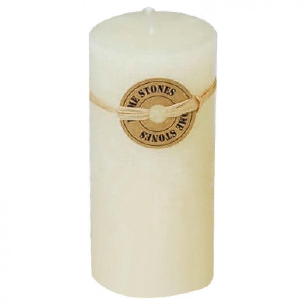 Candela pilastro avorio con stoppino al centro, etichetta kraft LIME STONES, su sfondo bianco