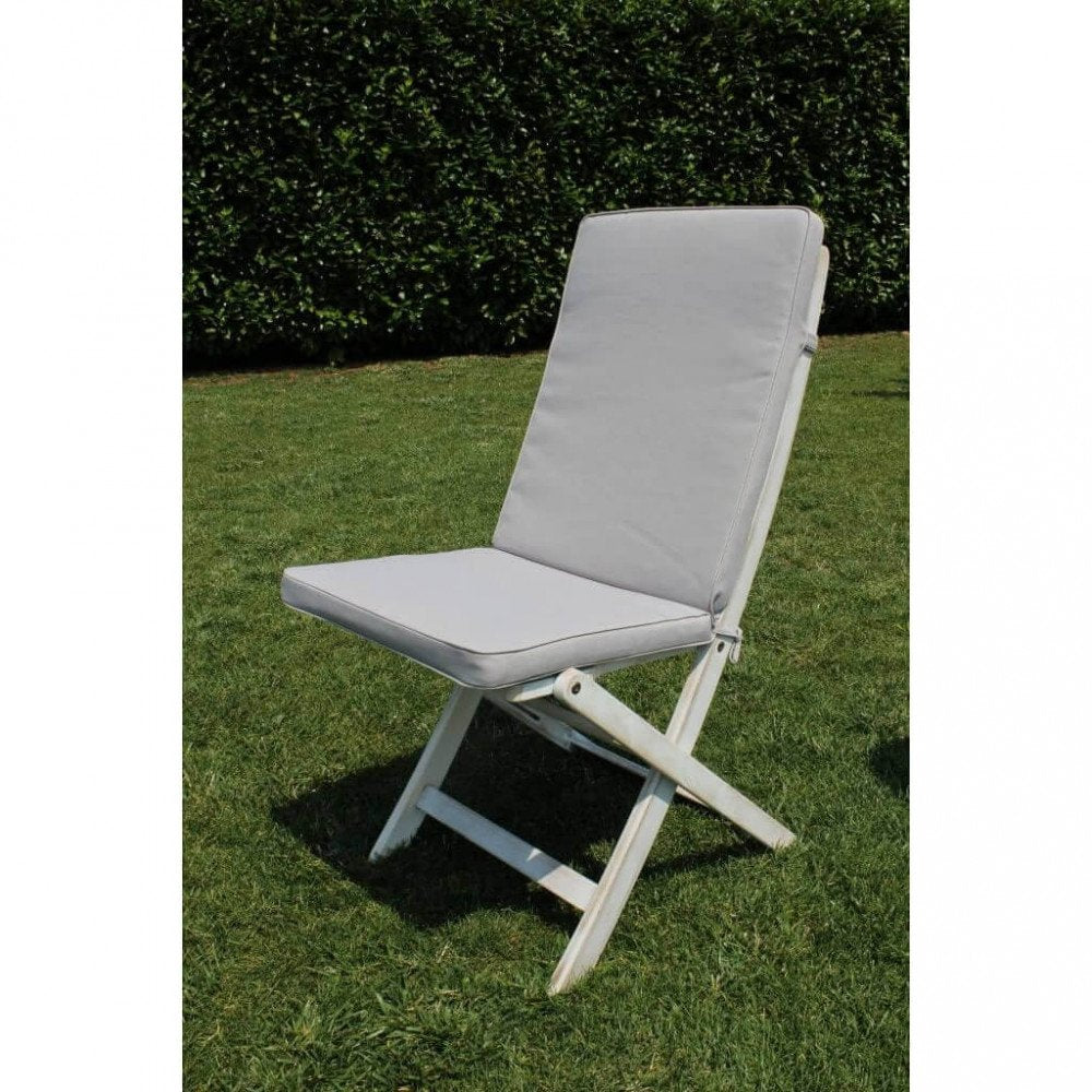 Cuscino MEDIO grigio chiaro su sedia bianca in giardino con siepe, fissato con bottoni laterali #colore_Grigio