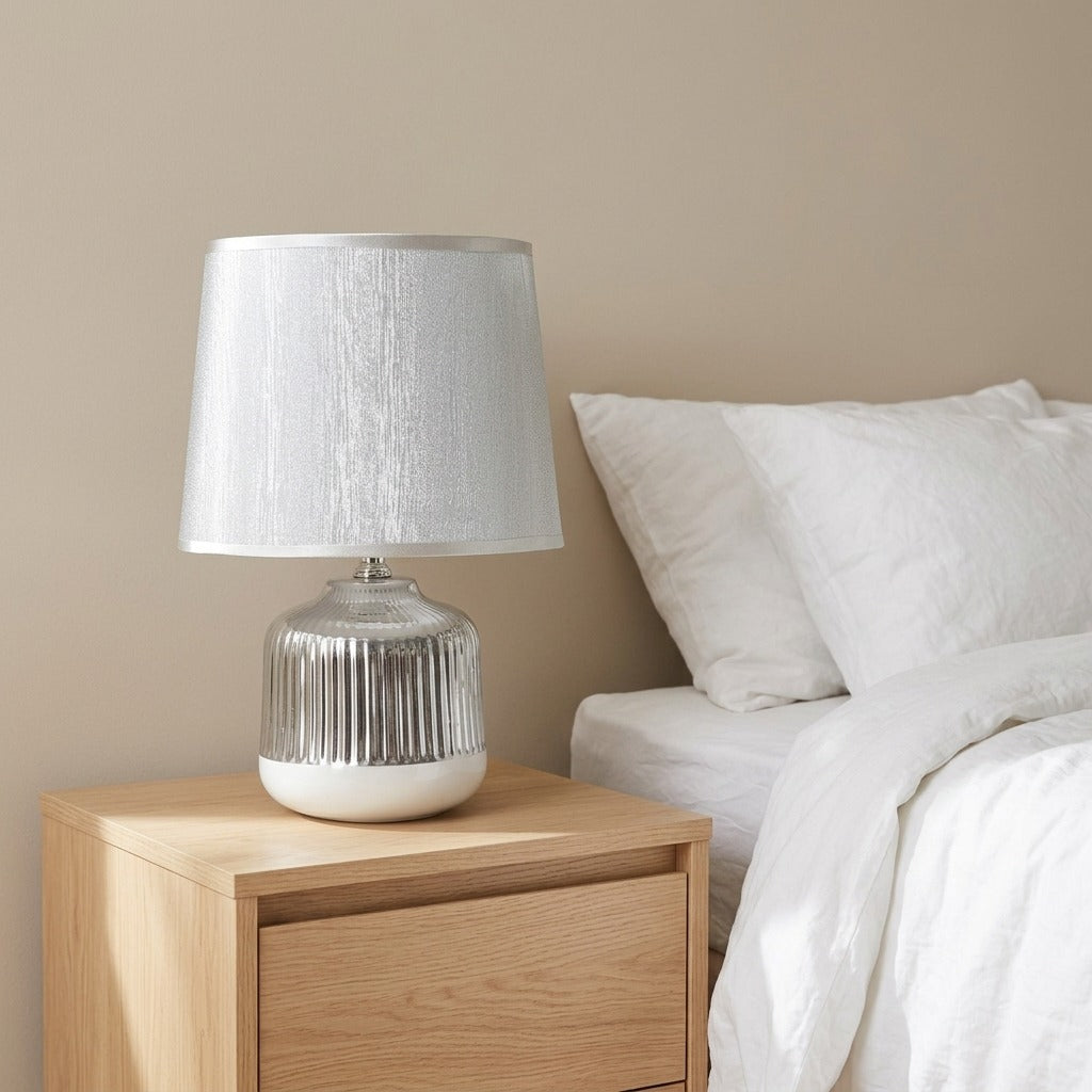 Lampada da tavolo in ceramica bianca con paralume argentato - LUCINA