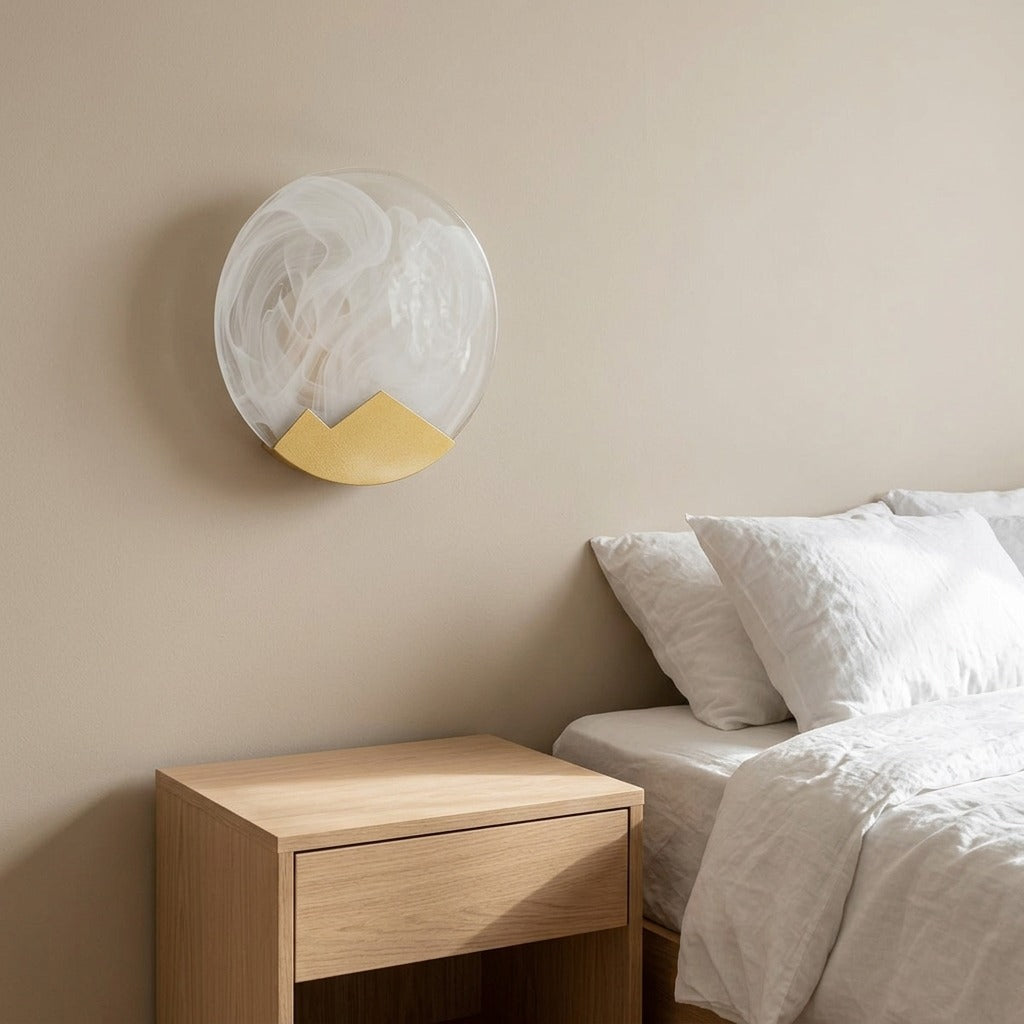 Lampada da parete circolare in vetro opaco con base dorata - MOON