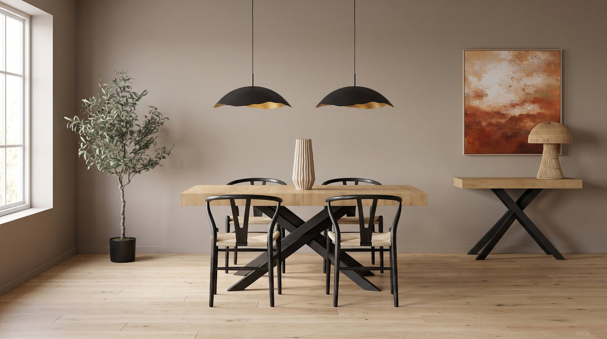 Sala da pranzo con tavolo allungabile VOLANTIS in rovere con gambe incrociate antracite, sedie DIANA, lampade a sospensione TARIQ e consolle SAKI