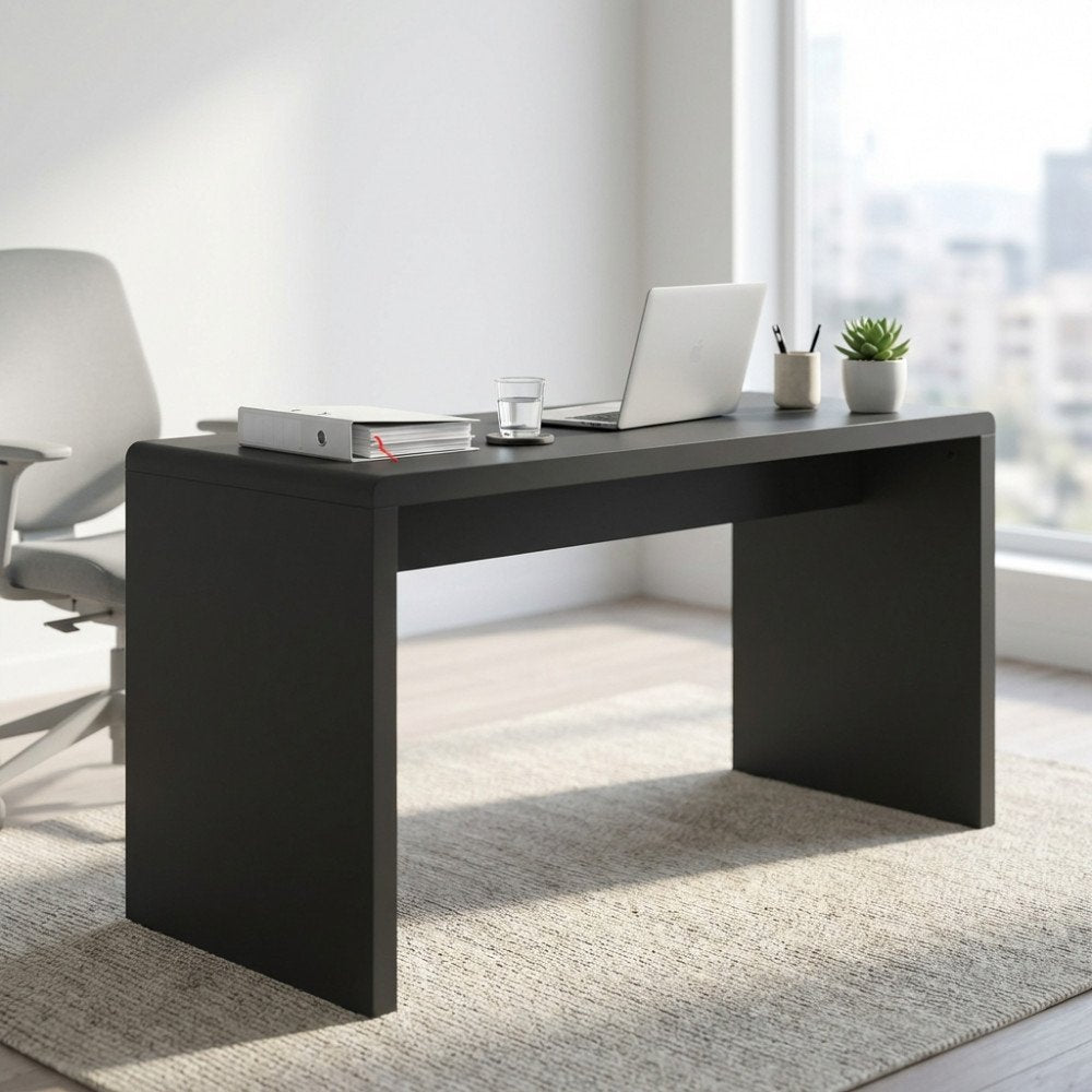 Tavolino MINIMAL bianco in un ambiente interno con portatile, pianta e finestra sullo sfondo