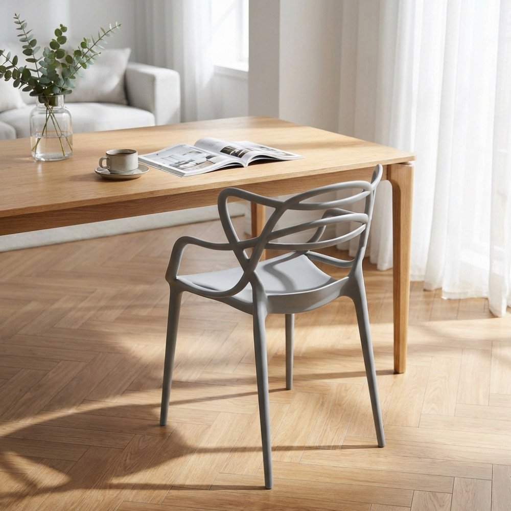 Poltrona LILY grigio in ambiente con divano bianco, vista di tre quarti