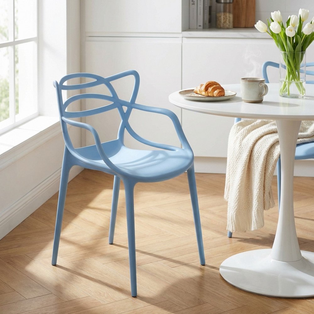 Poltroncina LILY azzurra in interno luminoso, vista di tre quarti vicino alla finestra