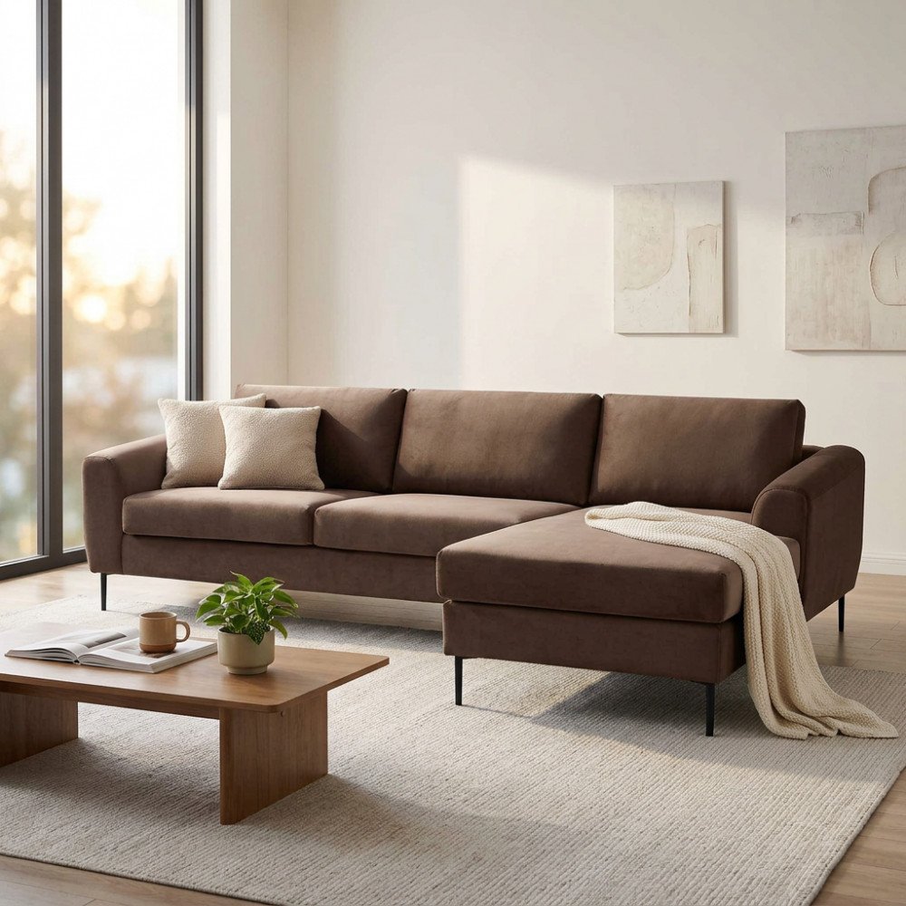 Divano GREGORY marrone con chaise longue e coperta crema in soggiorno, vista tre quarti