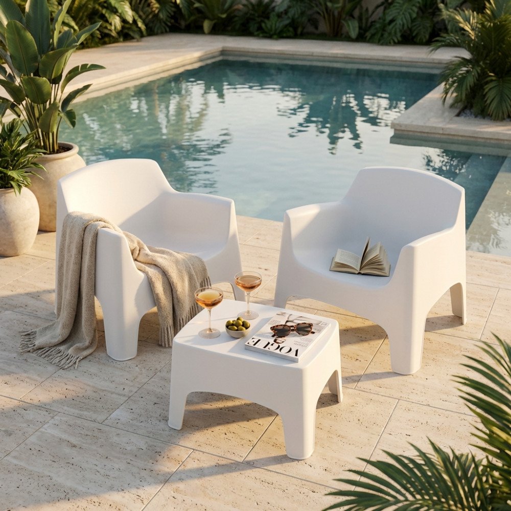 Set salotto IBIZA TERRACE bianco con poltrone e tavolino a bordo piscina, vista tre quarti