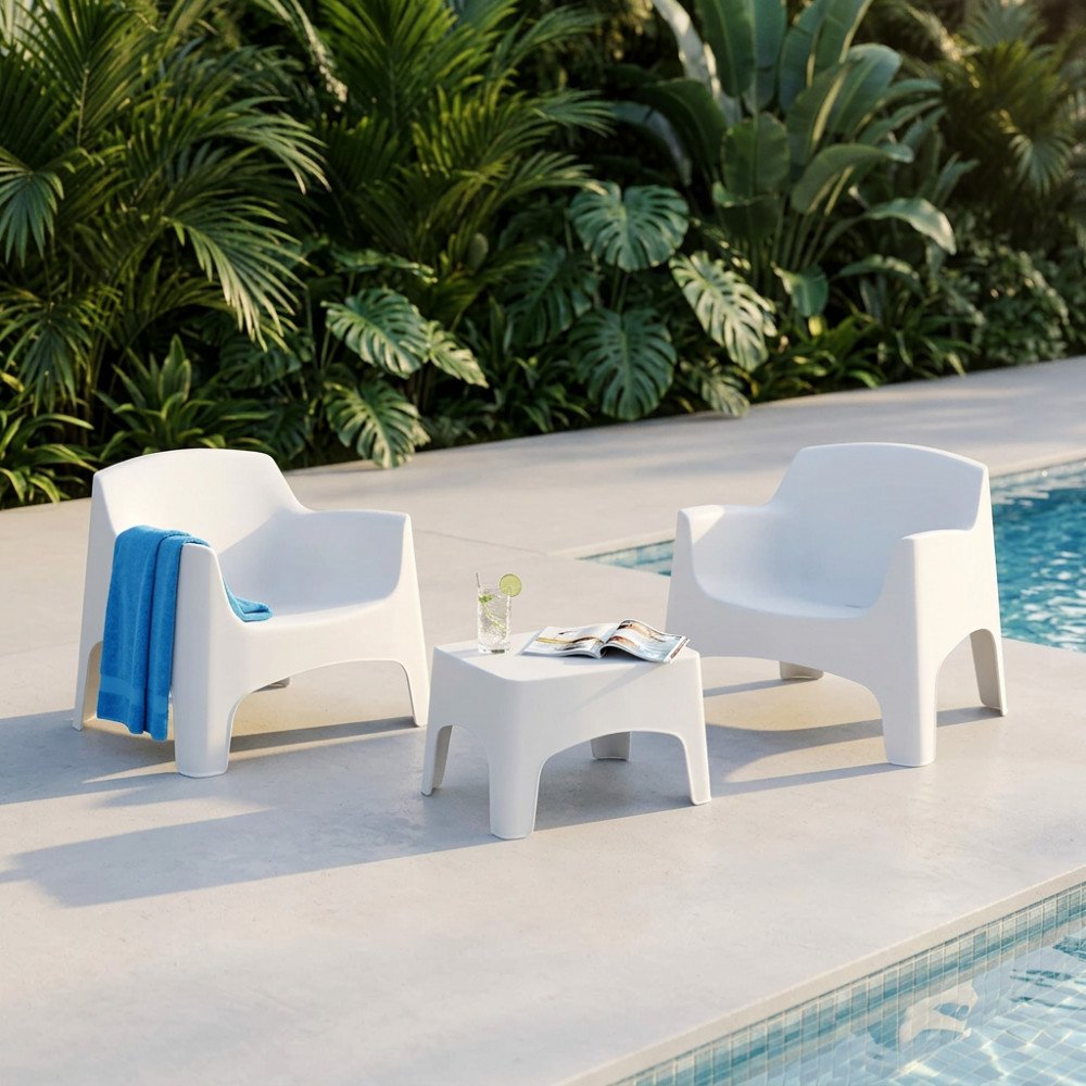 Poltrone IBIZA TERRACE bianche con tavolino e asciugamano azzurro, ambientate a bordo piscina