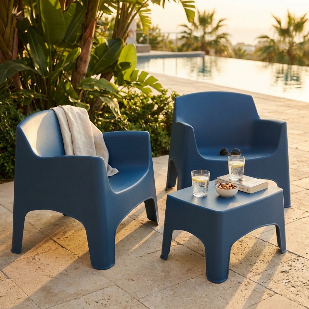 Set da esterno IBIZA TERRACE blu opaco con tavolino e poltrone in ambientazione a bordo piscina