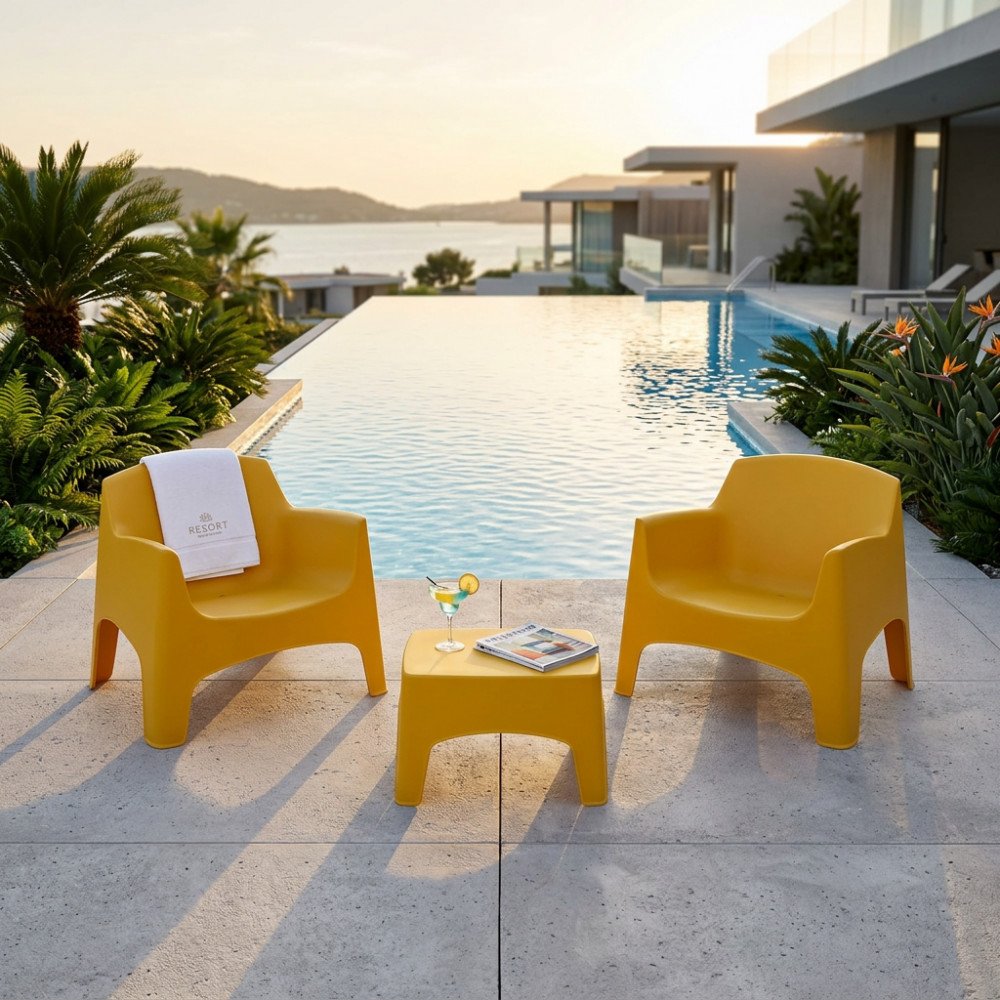 Poltrone e tavolino IBIZA TERRACE gialli su pietra chiara, asciugamano con scritta RESORT