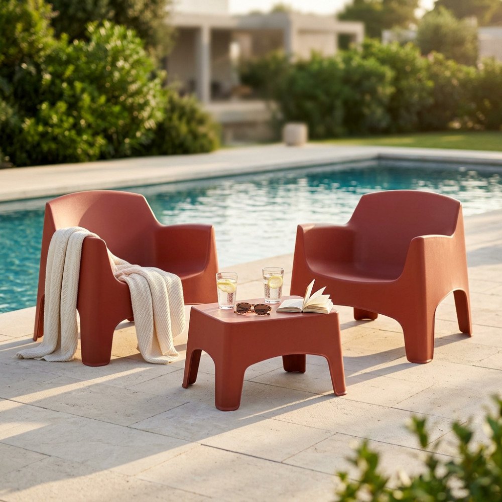 Poltrone IBIZA TERRACE rosso mattone accanto alla piscina con tavolino e bicchieri appoggiati