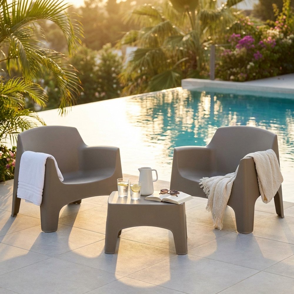 Due poltrone e tavolino IBIZA TERRACE taupe in terrazza con piscina e palme