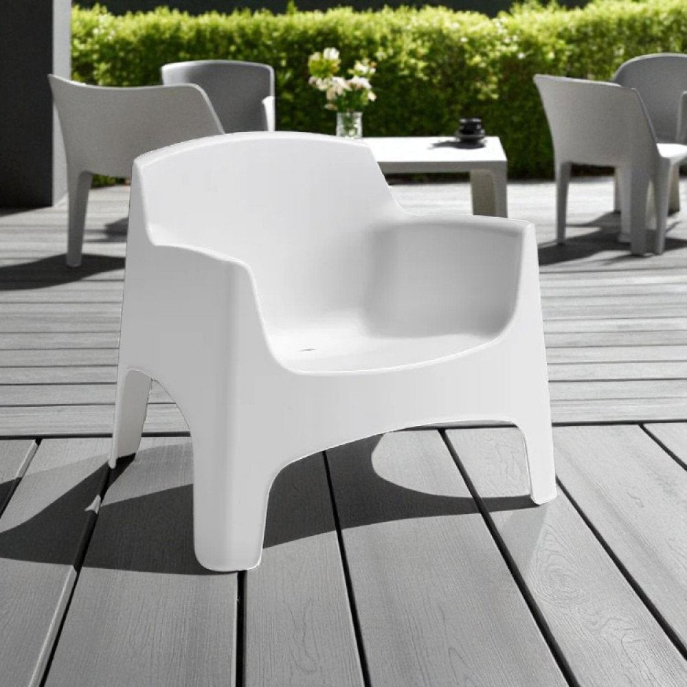 Poltrona IBIZA bianca monoblocco senza braccioli su decking grigio, vista di tre quarti
