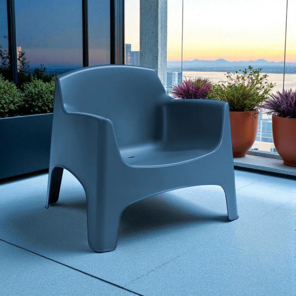 Poltrona IBIZA blu scuro su terrazzo al tramonto con vista sul paesaggio costiero