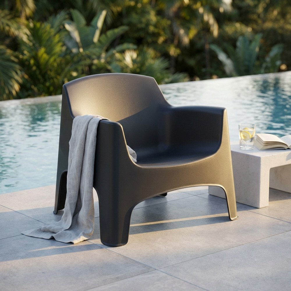 Poltrona IBIZA nera ambientata in esterno con telo grigio sul bracciolo
