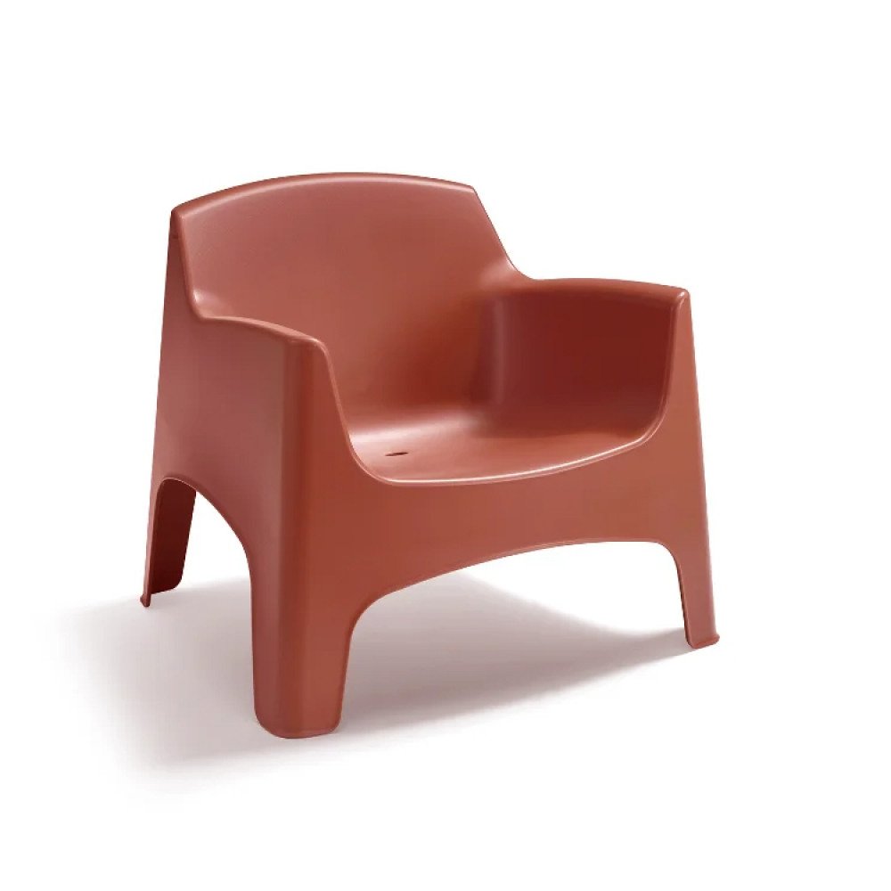 Poltrona IBIZA rosso terracotta su fondo bianco con schienale curvo e braccioli integrati