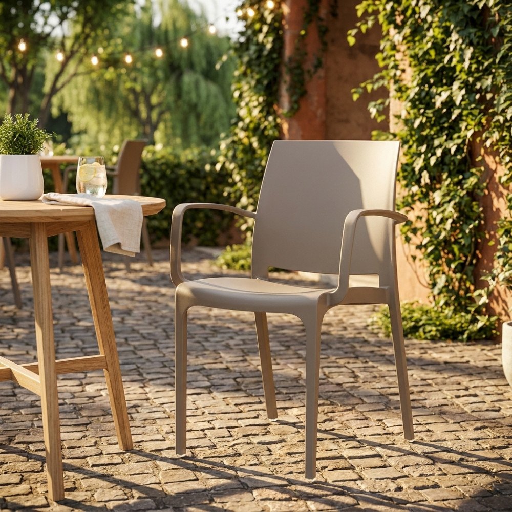Poltrona NEVA taupe in giardino davanti a parete con edera, vista di tre quarti