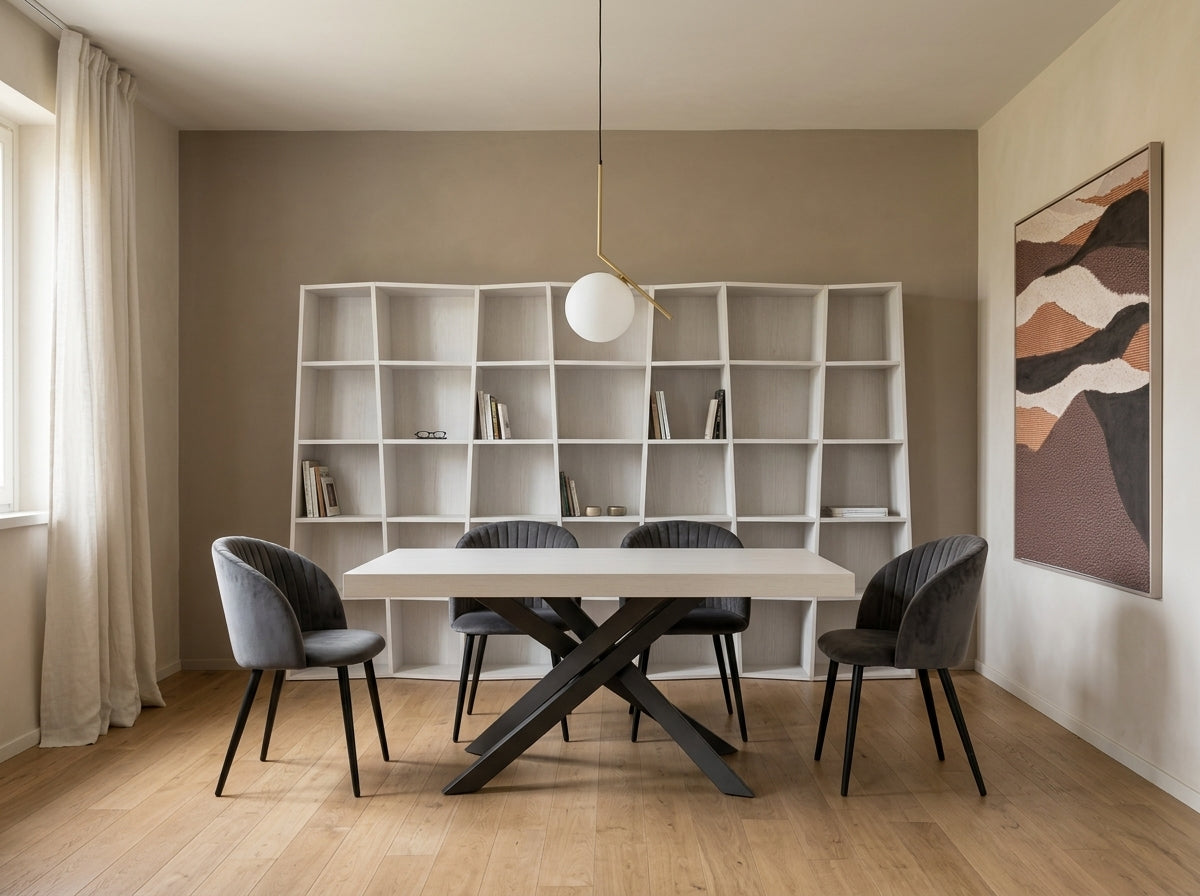 Sala da pranzo con libreria TREK, tavolo allungabile VOLANTIS, sedie FELICIA in velluto, lampadario GLAMY e quadro DARKY