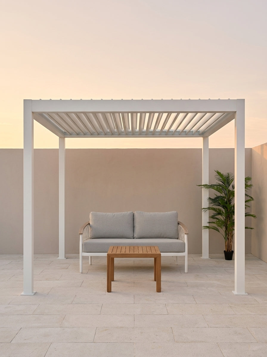 Pergola bioclimatica HERA bianca con divano da esterno FENIX e tavolino DANUBIO