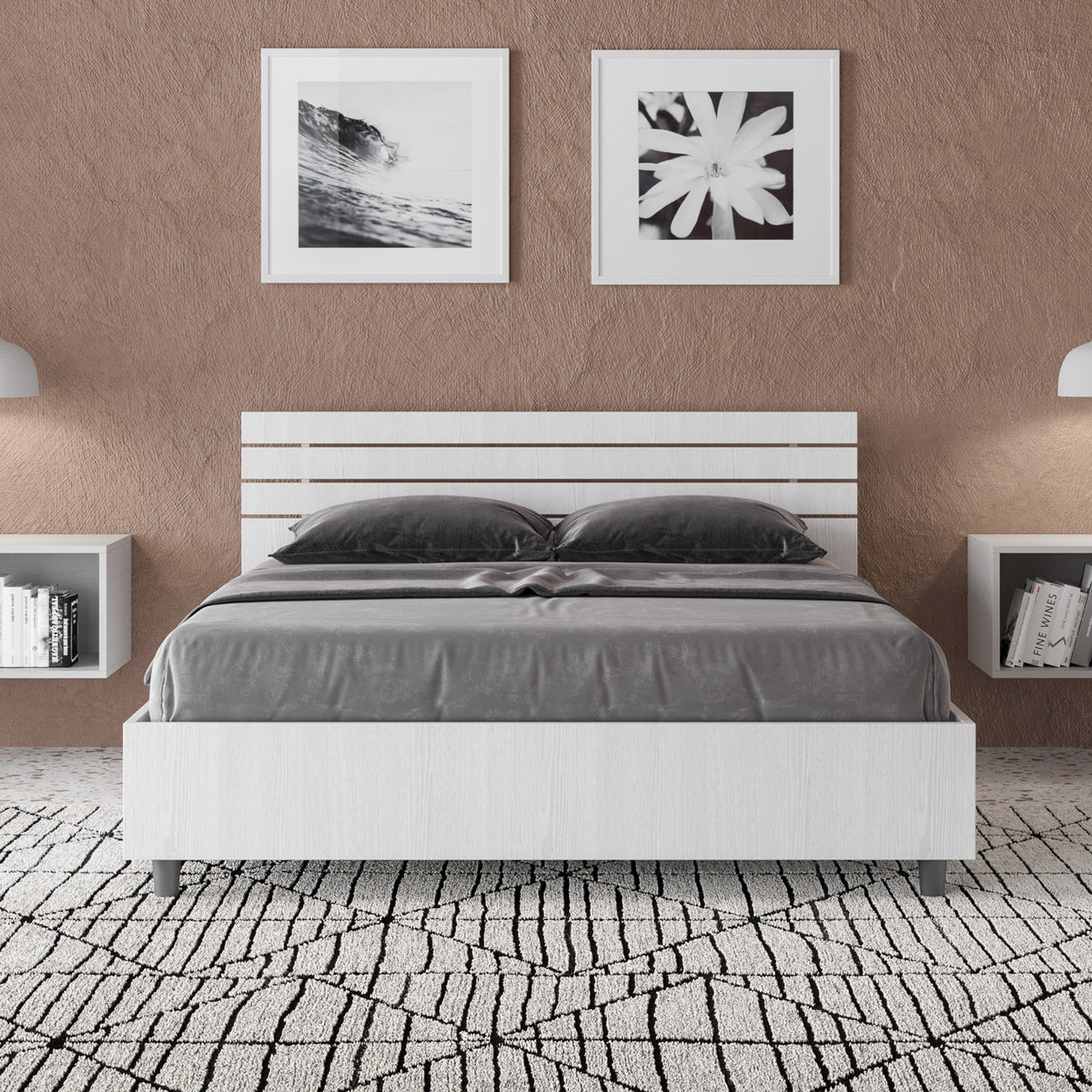 Letto ANKEL bianco frassino frontale con testata a pannelli orizzontali e stampe alla parete #colore_Bianco Frassino