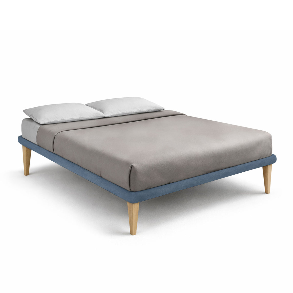 Letto TESSIS blu alla francese con quattro gambe in legno e materasso grigio, vista tre quarti #colore_Blu