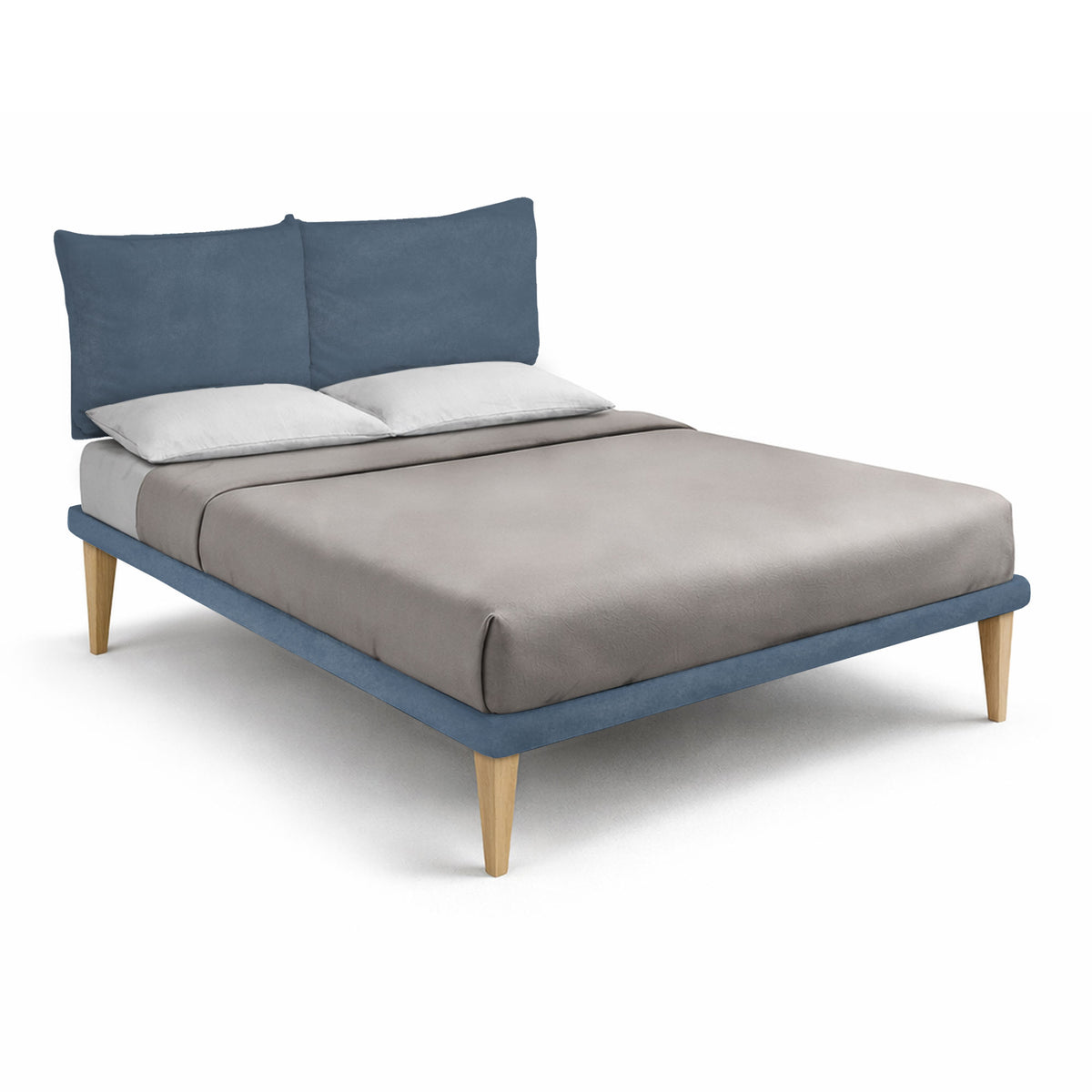 Letto matrimoniale SOFT blu con testata a cuscini e gambe in legno, vista di tre quarti #colore_Blu