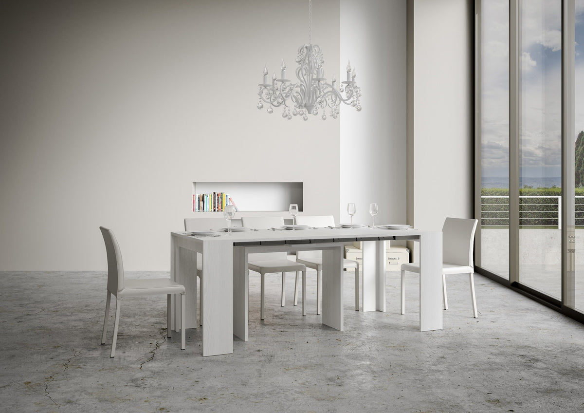Tavolo MIA bianco frassino allungato e apparecchiato, con sei sedie bianche intorno #colore_Bianco Frassino