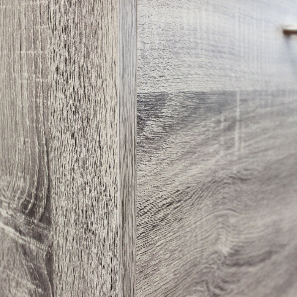 Dettaglio della giunzione tra i pannelli in legno grigio chiaro della scarpiera PANDIA #colore_Grigio chiaro