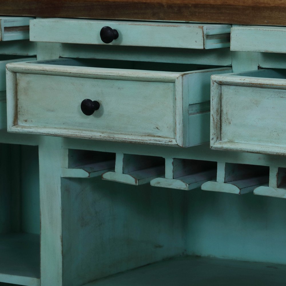 Dettaglio dei cassetti e del vano portabottiglie della credenza GORDON azzurra