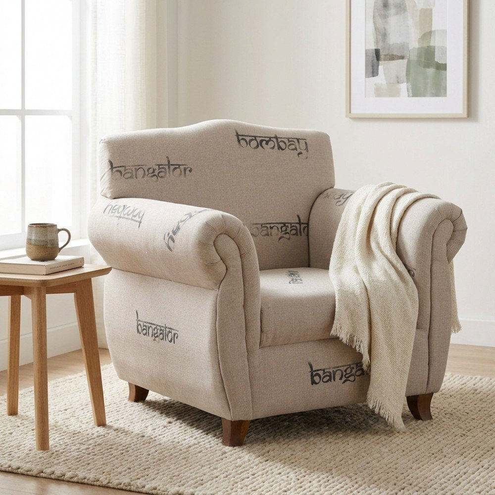 Poltrona DESTINY beige con braccioli arrotolati su tappeto accanto a tavolino in legno con tazza