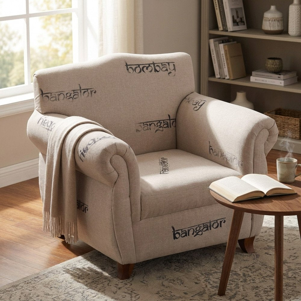 Poltrona DESTINY beige a un posto con scritte scure sul tessuto, in ambiente interno con finestra