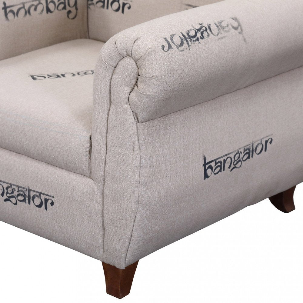 Dettaglio del bracciolo destro della poltrona DESTINY beige con piedini in legno torniti