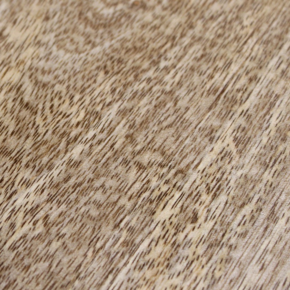 Primo piano delle venature di una superficie in legno del tavolino MARLOW marrone