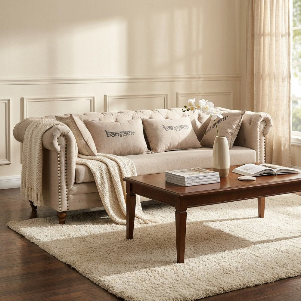 Divano MERCER beige con braccioli arrotolati in un salotto con boiserie, vista tre quarti