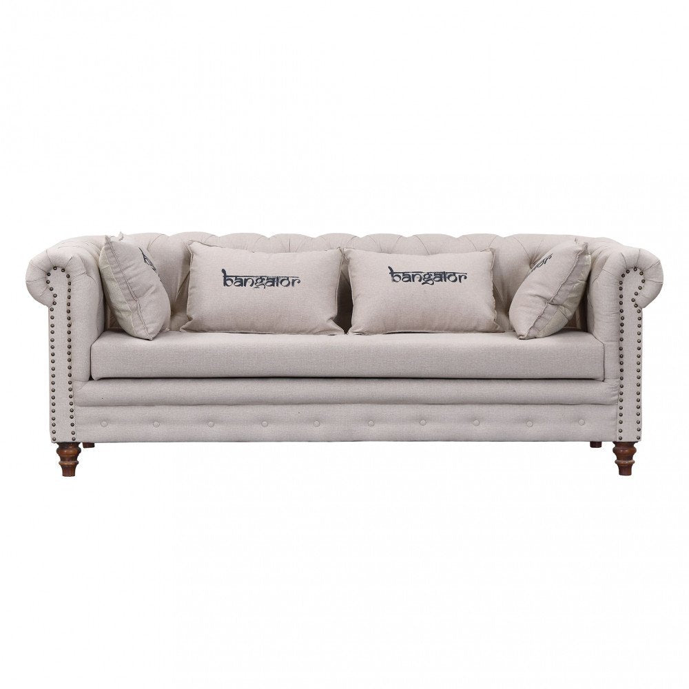 Divano MERCER beige visto frontalmente su sfondo bianco con cuscini sulla seduta