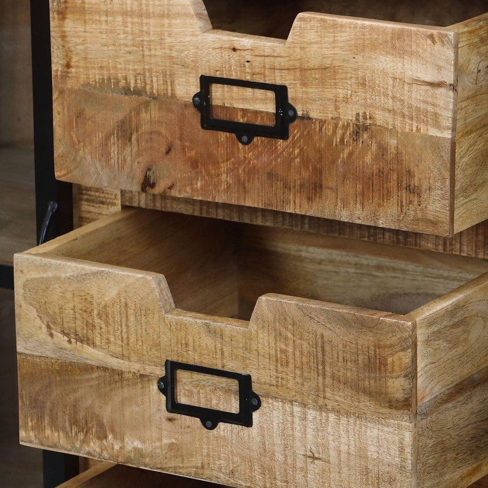 Dettaglio ravvicinato dei cassetti della credenza AVERLY marrone con maniglie in metallo nero