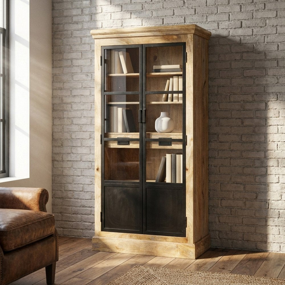Vetrina CHADWICK marrone con ante in vetro e base in metallo, vista frontale in interno