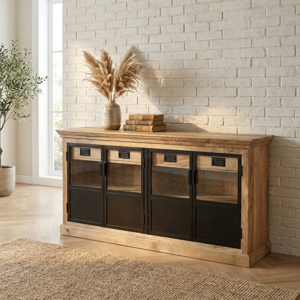 Credenza in legno CLYDE marrone in soggiorno con vaso di pampas e libri