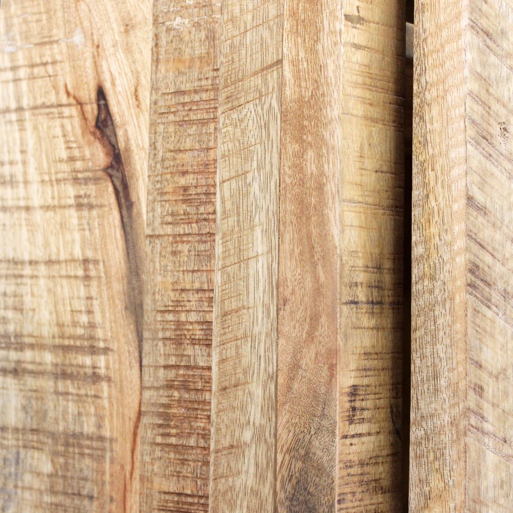 Dettaglio ravvicinato delle venature e giunzioni verticali del legno di mango della credenza OSMOND marrone