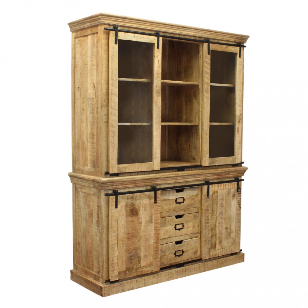 Credenza OSMOND marrone in legno chiaro su sfondo neutro, vista di tre quarti con cassetti chiusi