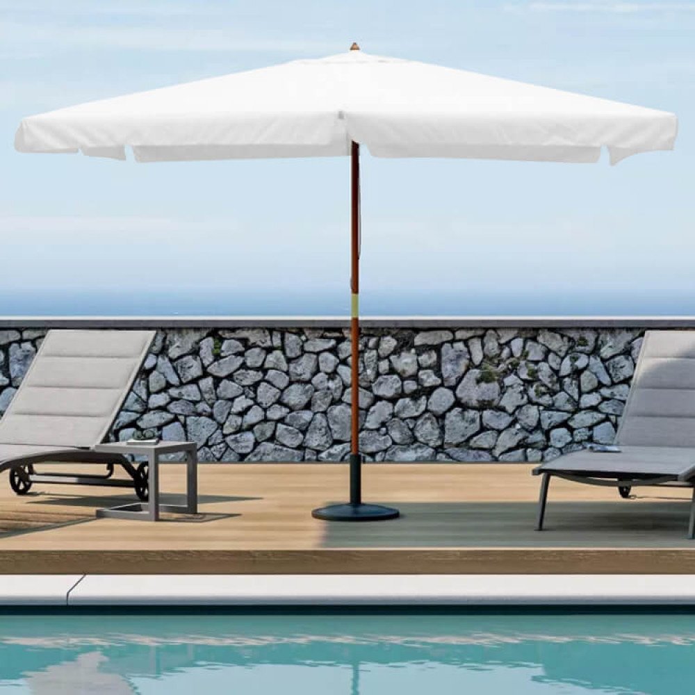 Ombrellone LENA bianco in cortile accanto a lettini e piscina, vista frontale con base antracite #colore_Bianco