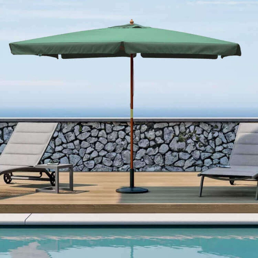 Ombrellone LENA verde scuro con pomello in legno, vista frontale vicino alla piscina e ai lettini #colore_Verde