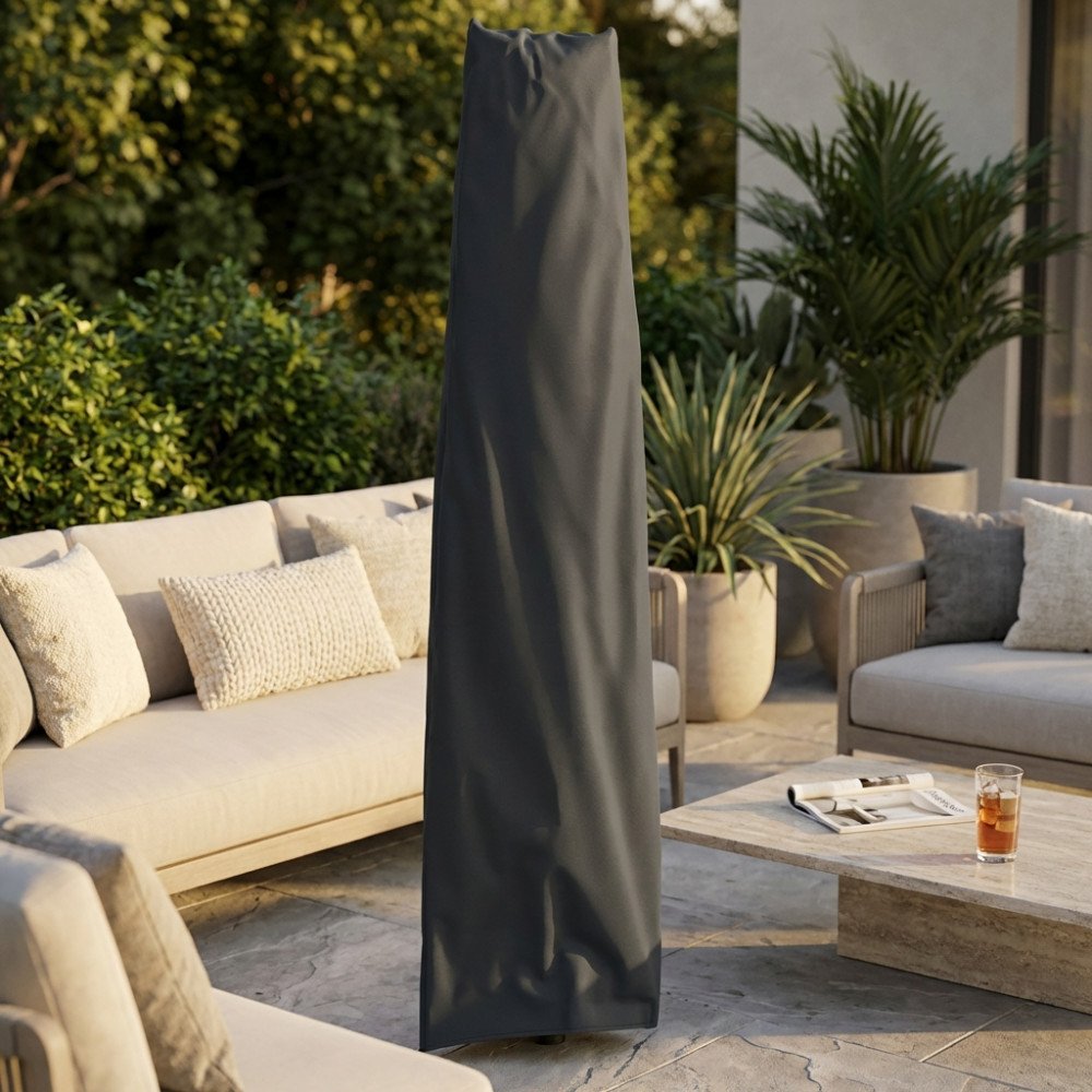 Telo copri ombrellone NILO antracite che copre completamente un ombrellone in un patio esterno #colore_Antracite