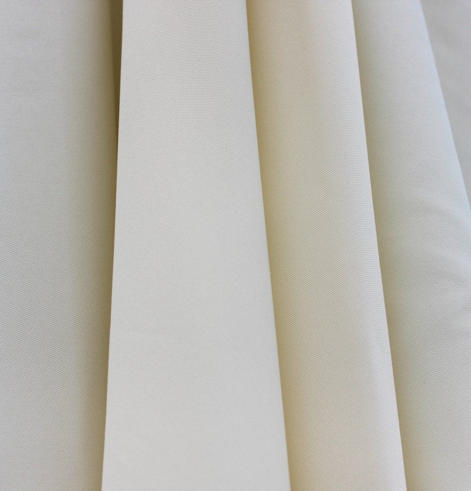 Dettaglio ravvicinato del tessuto beige STEPHENSON piegato in pieghe verticali #colore_Beige