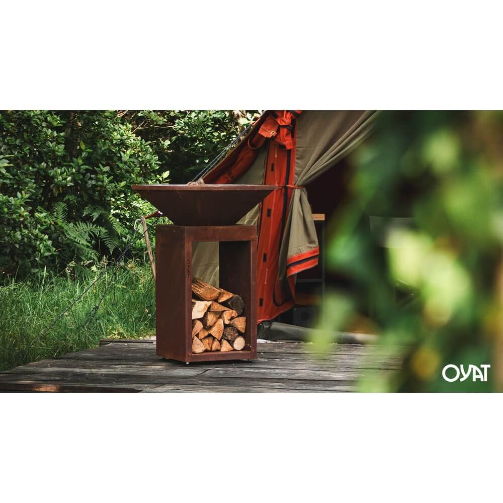 Barbecue OYA BBO 68 in acciaio ossidato su ruote con portalegna riempito di legna da ardere #colore_Nero