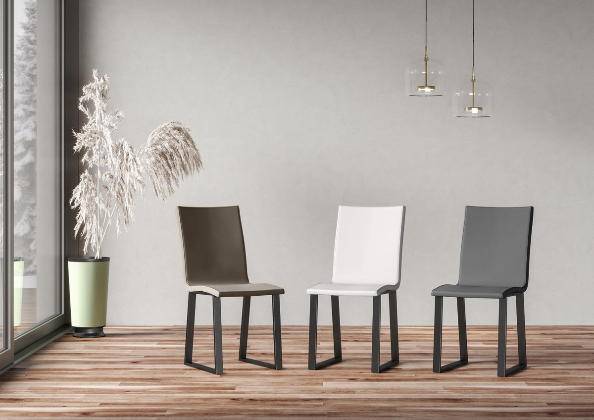 Tre sedie BAFFY affiancate in interno, vista laterale, con finestra e vaso sullo sfondo #colore_Bianco