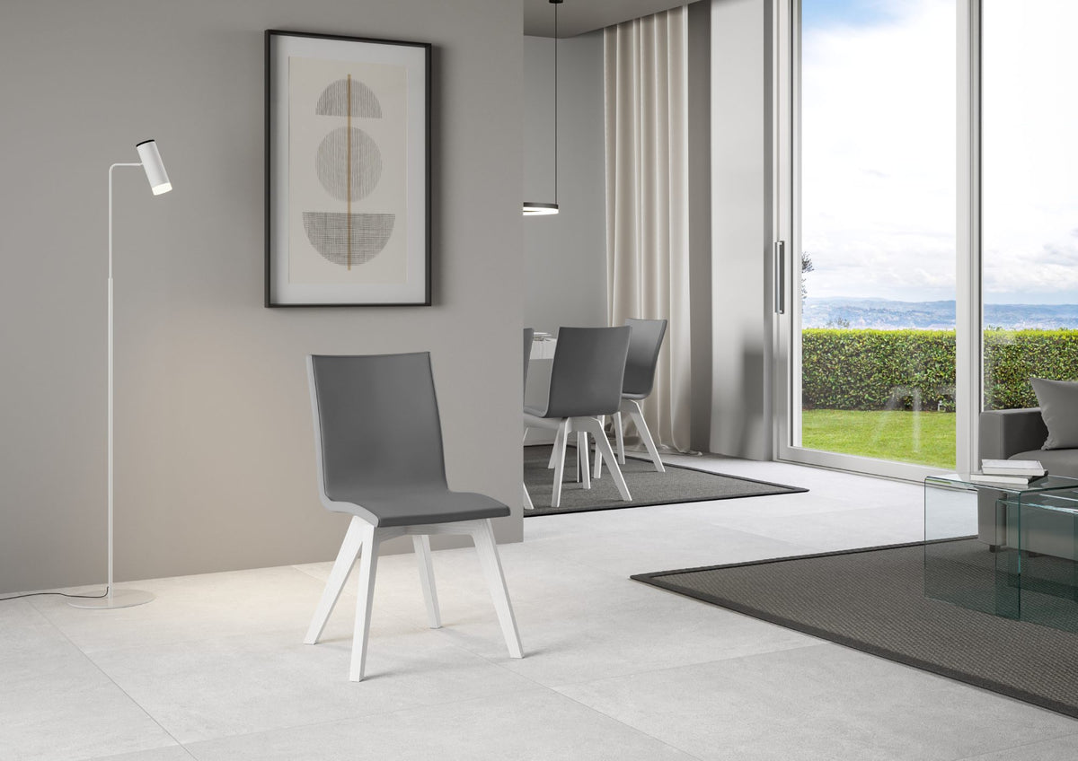 Sedia TRUDY grigia con gambe bianche di tre quarti in ambiente domestico moderno #colore_Grigio