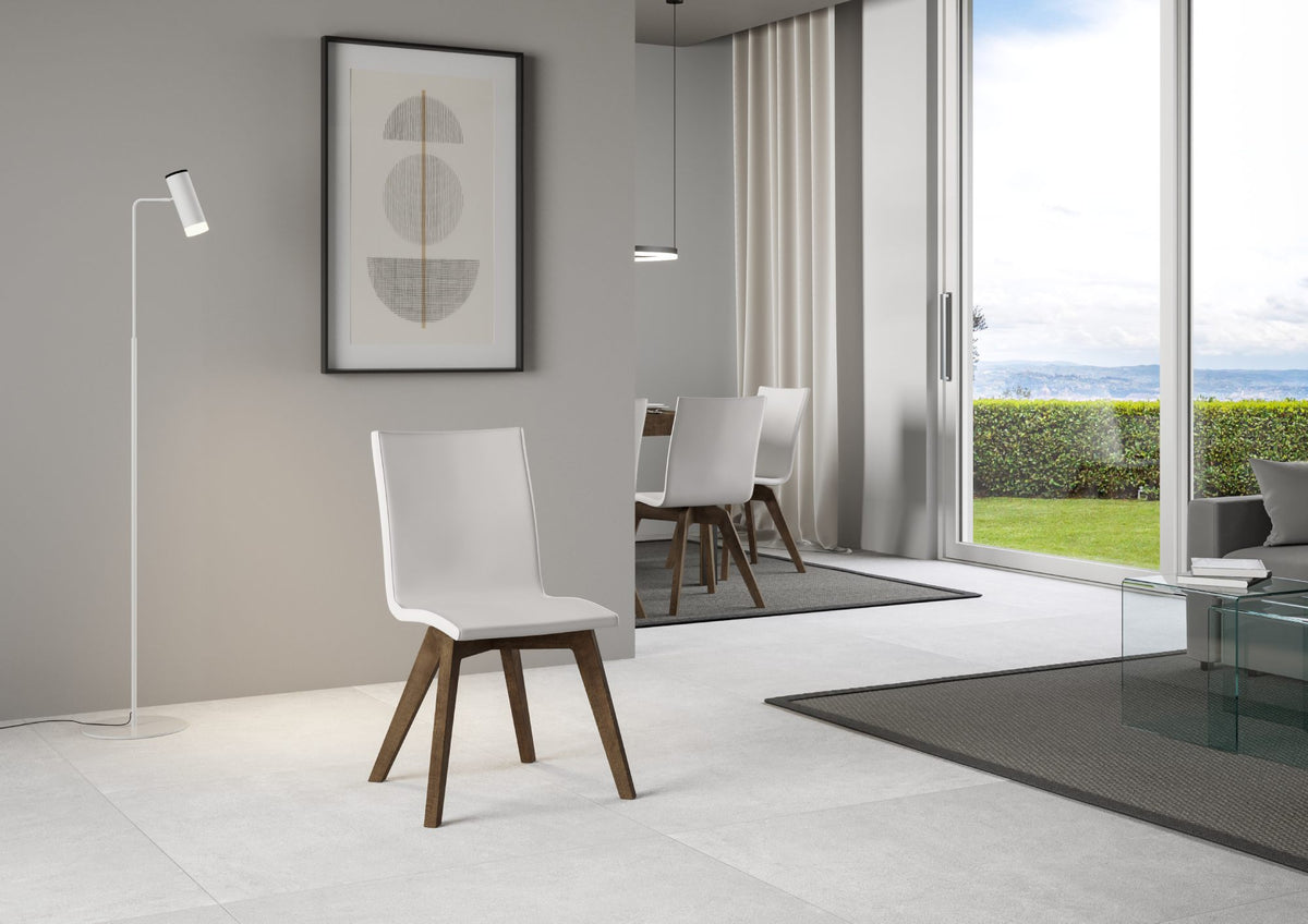 Sedia TRUDY bianca con gambe in legno scuro, vista di tre quarti in soggiorno #colore_Bianco